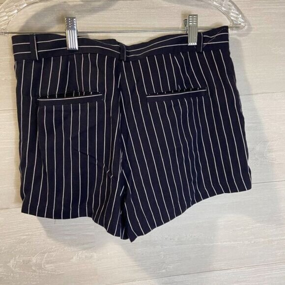 Forever 21 Women's‎ Navy / White Pinstripe Shorts - Picture 5 of 7